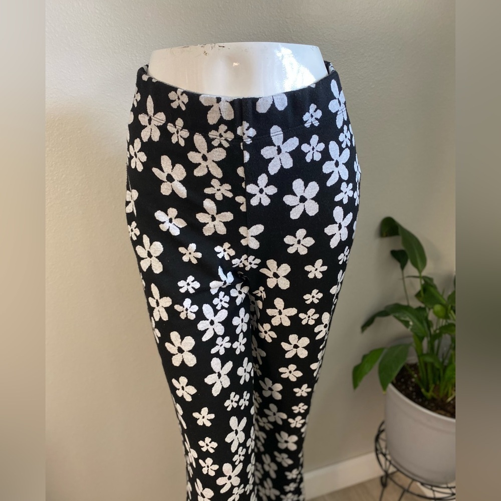 Urban Outfitters Bryn Pull-On Flare Pant Floral Black and White size S/P - Picture 4 of 11